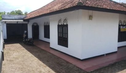 Rumah-Dijual-Dekat-Bandara-Jambi-Depan-Rumah-Sakit-Siloam-Ada-Garasi-Mobil003-1